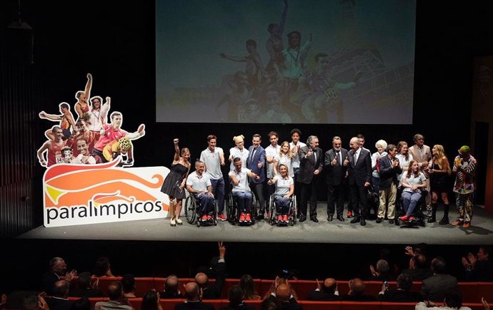 Foto de familia tras la presentación oficial de la uniformidad del Equipo Paralímpico Español para París 2024