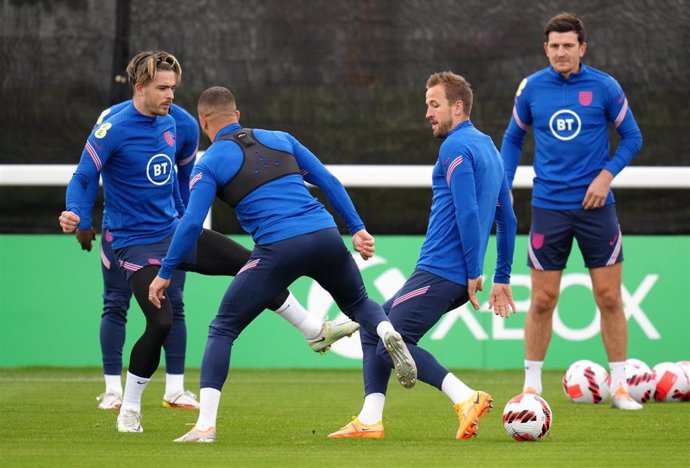 Archivo - 13 June 2022, United Kingdom, Wolverhampton: (L-R) England's Jack Grealish, Kyle Walker, Harry Kane and Harry Maguire take part in a training session for the England national football team at the Sir Jack Hayward Training Ground ahead of Tuesday