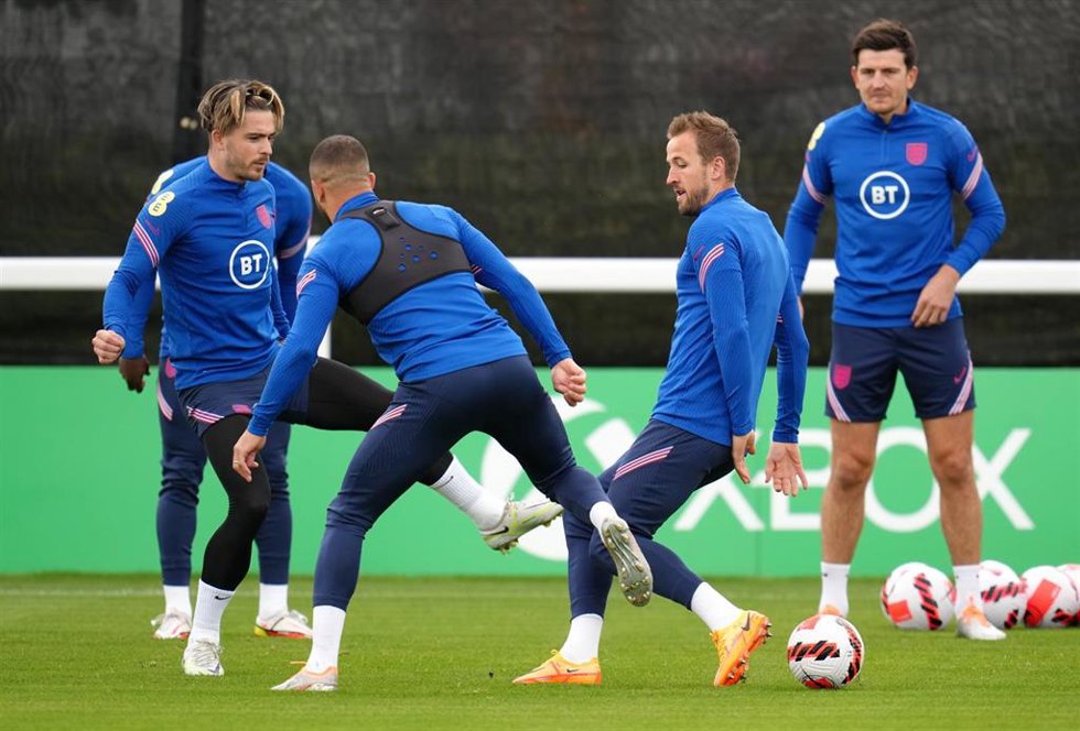 Archivo - 13 June 2022, United Kingdom, Wolverhampton: (L-R) England's Jack Grealish, Kyle Walker, Harry Kane and Harry Maguire take part in a training session for the England national football team at the Sir Jack Hayward Training Ground ahead of Tuesd