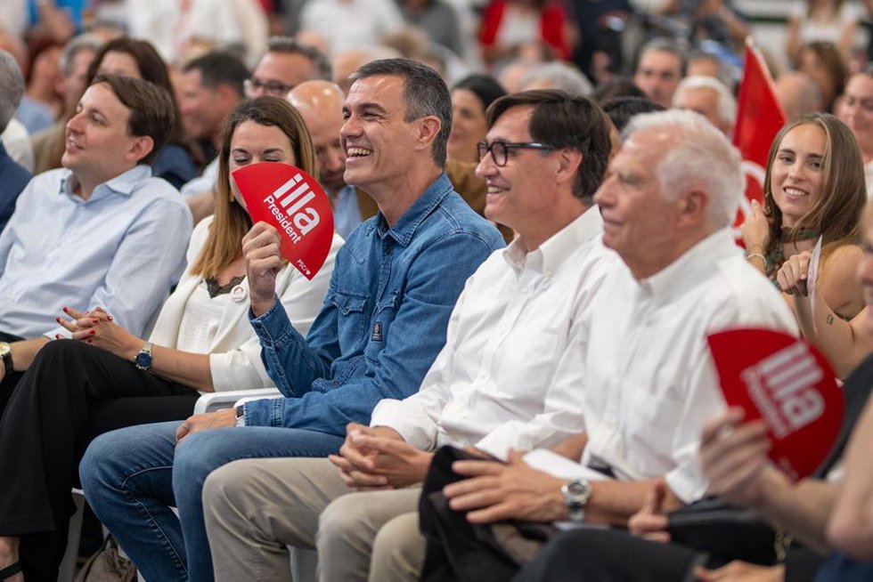 El presidnte del Gobierno, Pedro Sánchez (3i), el Alto Representante de la Unión Europea para Política Exterior, Josep Borrell (1d), y el primer secretario del PSC, Salvador Illa (2d), durante un mitin de campaña electoral del PSC.
