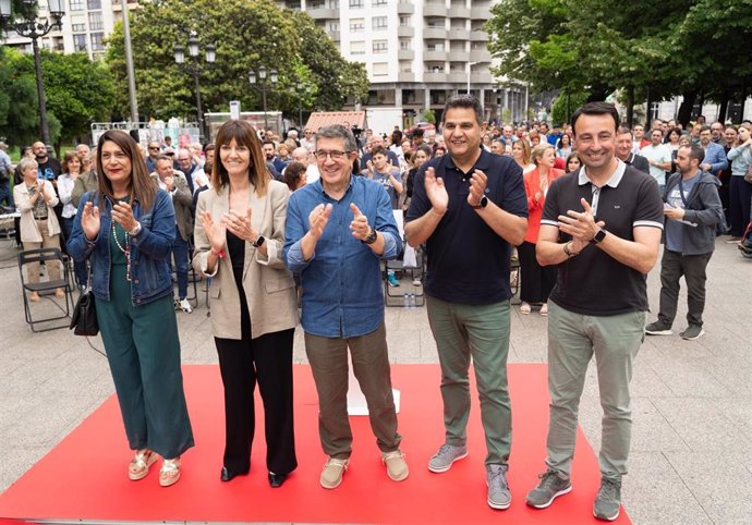 Idoia Mendia y Patxi López en un mitin del PSOE en Santurtzi (Bizkaia)