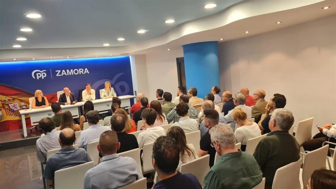 La delegada de la Junta en Zamora, Leticia García; el presidente del PP de Zamora, José María Barrios; el consejero de Economía y Hacienda, Carlos Fernández Carriedo; y la diputada del PP, Elvira Velasco presiden el acto de hoy en Zamora.