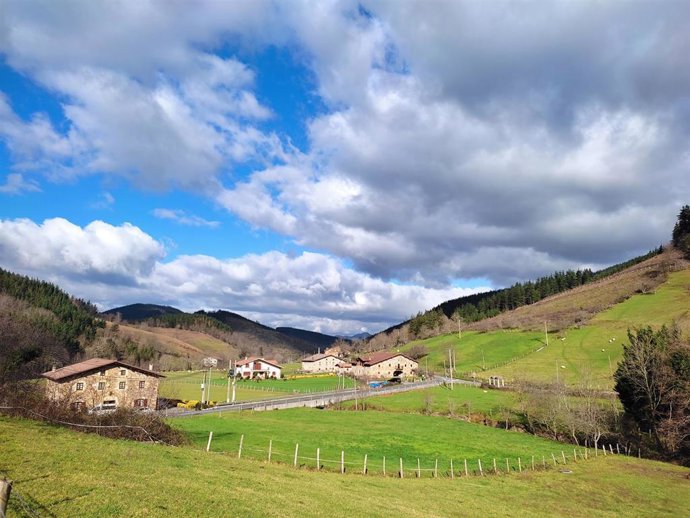Archivo - Cielos con muchas nubes en un paraje de Bizkaia