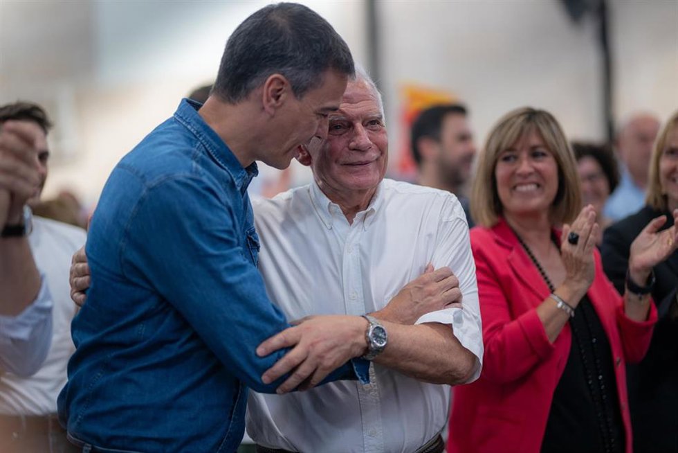 El presidente del Gobierno, Pedro Sánchez (i), y el alto representante de la Unión Europea para Política Exterior, Josep Borrell (d), durante un mitin de campaña electoral del PSC, en el Poliesportiu Municipal Gornal, a 6 de junio de 2024, en LHospital