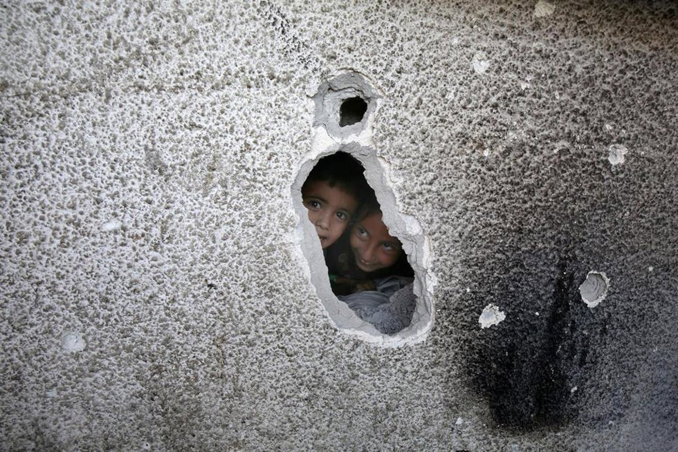 Dos niños en el campo de refugiados de Nuseirat, en la Franja de Gaza