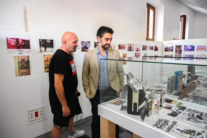 El concejal de Turismo, Comunicaciones y Promoción de la Ciudad de Almería, Joaquín Pérez de la Blanca, contempla la exposición paralela al 'Hip Hop CineFest 2024' junto a uno de los organizadores.