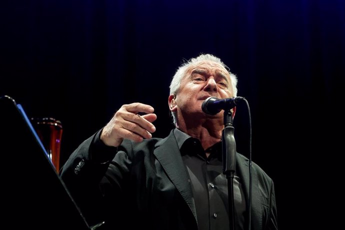 Archivo - El cantante Víctor Manuel actúa en el último concierto de su gira 75 aniversario, en el WiZink Center