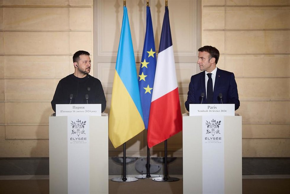 Archivo - El presidente francés, Emmanuel Macron, y su homólogo ucraniano, Volodomir Zelenski