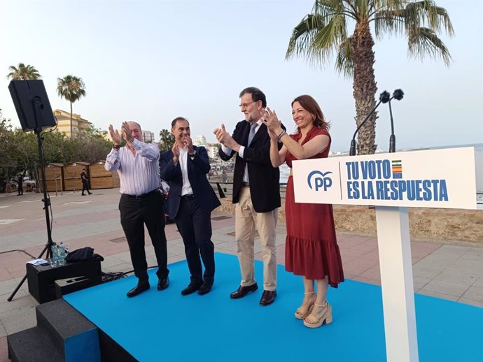 El expresidente del Gobierno, Mariano Rajoy; la presidenta del PP provincial de Málaga, Patricia Navarro; el alcalde de la ciudad, Juan Antonio Lara; y el presidente del PP local, Enrique Moya, en una acto electoral de cara a las elecciones europeas.