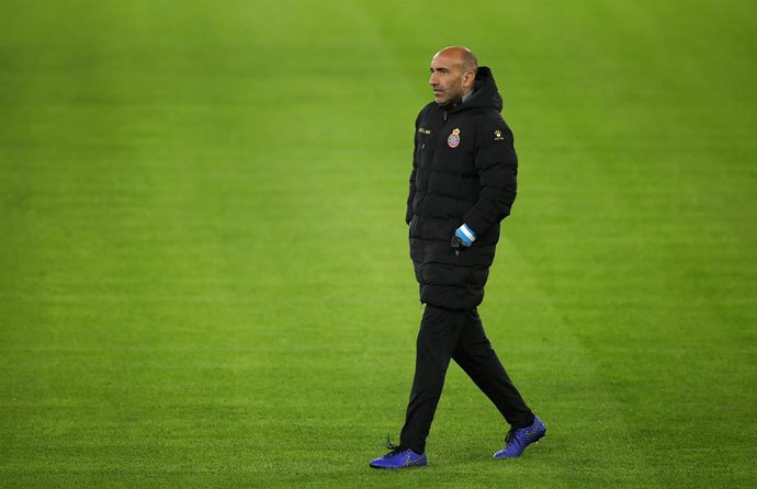 Archivo - 19 February 2020, England, Wolverhampton: Espanyol head coach Abelardo Fernandez leads a training session at Molineux Stadium ahead of Thursday's UEFA Europa League round of 32 first leg soccer match between Wolverhampton Wanderers FC and RCD Es