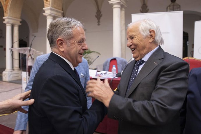 El presidente de la Diputación de Córdoba, Salvador Fuentes, saluda al mítico torero Manuel Benítez El Cordobés.