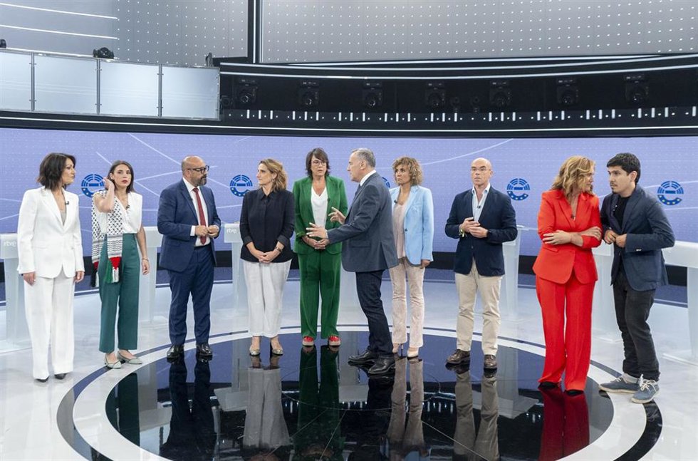 (I-D) Los candidatos para las elecciones europeas Oihane Agirregoitia (Coalición por una Europa Solidaria); Irene Montero (Podemos); Jordi Cañas (Ciudadanos); Teresa Ribera (PSOE); Diana Riba (Ahora Repúblicas); Dolors Montserrat (PP); Jorge Buxadé (Vox