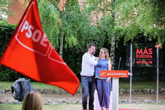 La europarlamentaria socialista y número 2 del PSOE en las elecciones europeas, Iratxe García, junto al secretario general del PSCyL, Luis Tudanca, en Palencia