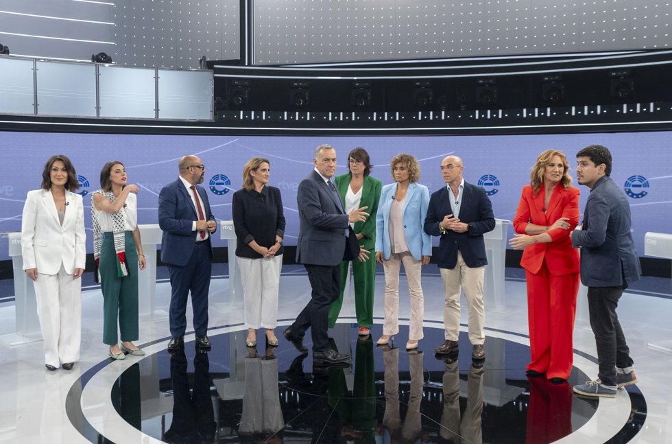 (I-D) Los candidatos para las elecciones europeas Oihane Agirregoitia (Coalición por una Europa Solidaria); Irene Montero (Podemos); Jordi Cañas (Ciudadanos); Teresa Ribera (PSOE); Diana Riba (Ahora Repúblicas); Dolors Montserrat (PP); Jorge Buxadé 