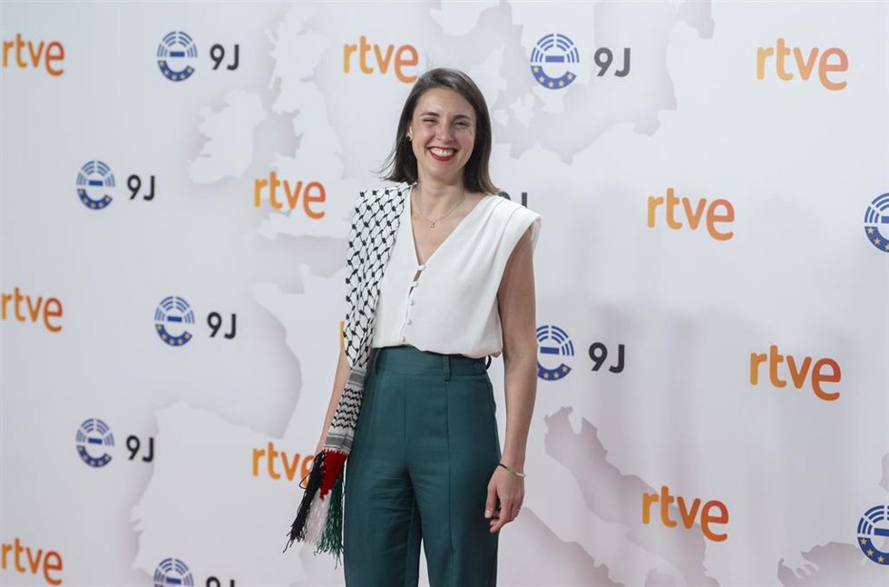 La candidata de Podemos al Parlamento Europeo para el 9J, Irene Montero, posa antes del debate 