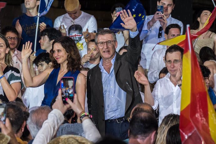 (I-D) La presidenta de la Comunidad de Madrid, Isabel Díaz Ayuso; el presidente del Partido Popular, Alberto Núñez Feijóo, y el alcalde de Madrid, José Luis Martínez Almeida, durante un acto de precierre de campaña, en la Plaza de Callao, a 6 de junio de 