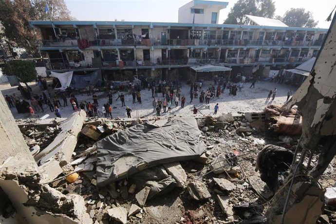 Daños provocados por un bombardeo israelí en una escuela de la UNRWA en el campamento de refugiados de Nuseirat, en el centro de la Franja de Gaza