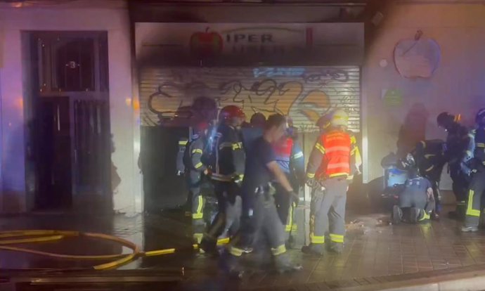 Los Bomberos de Madrid extinguen un incendio originado en un supermercado de Carabanchel