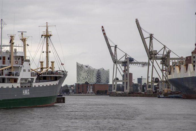 Archivo - Illustration picture shows a 'Barkassenfahrt' in the port of Hamburg during the first day of a diplomatic mission of the Flemish government and the city of Antwerp to Hamburg, Germany, Monday 03 July 2023.