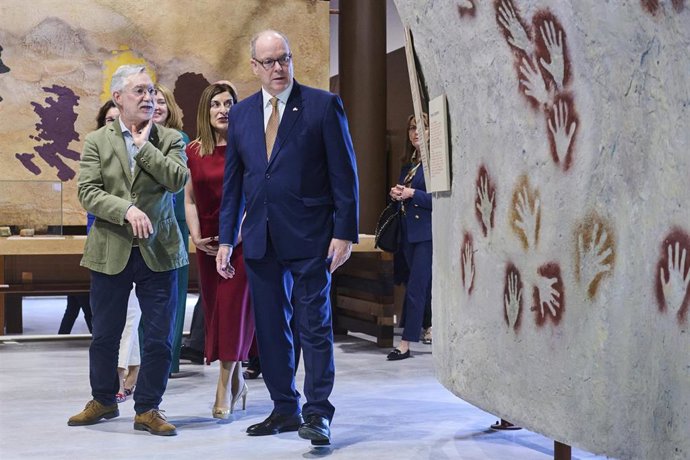El director de las Cuevas Prehistóricas de Cantabria, Roberto Ontañón (i) y el Príncipe Alberto de Mónaco (d), durante la inauguración de la exposición temporal 'Alberto I, el príncipe de la prehistoria', en el Centro de Arte Rupestre de Cantabria