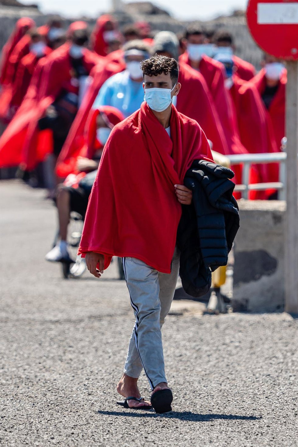 Archivo - Uno de los 34 migrantes que han sido rescatados por Salvamento Marítimo, cuando iban en una patera, en el Muelle de La Cebolla, a 1 de septiembre de 2021, en Lanzarote, Islas Canarias (España). La patera con los migrantes fue avistada al norte