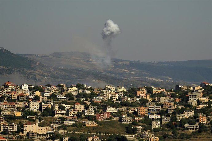 Columna de humo por un bombardeo del Ejército de Israel contra Jiam, en el sur de Líbano (archivo)