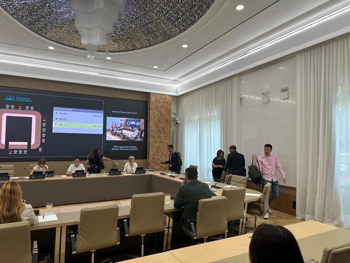 Los representantes del PSIB en la comisión por el caso mascarillas abandonando la sala.