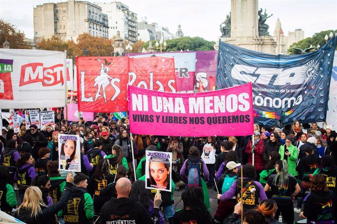 Concentración de mujeres bajo el lema 'Ni una menos' en Buenos Aires, Argentina