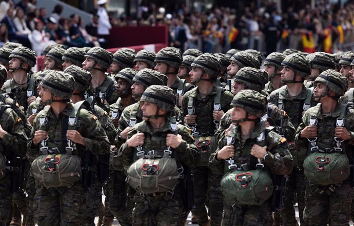 Varios militares desfilan durante el desfile militar con motivo del Día de las Fuerzas Armadas, a 25 de mayo de 2024, en Oviedo, Asturias (España).