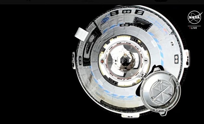 Nave Starliner en la aproximación final a la Estación Espacial Internacional