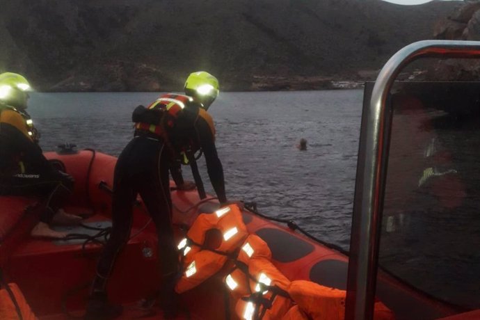 Protección Civil y bomberos prestan auxilio a una nadadora en El Portús