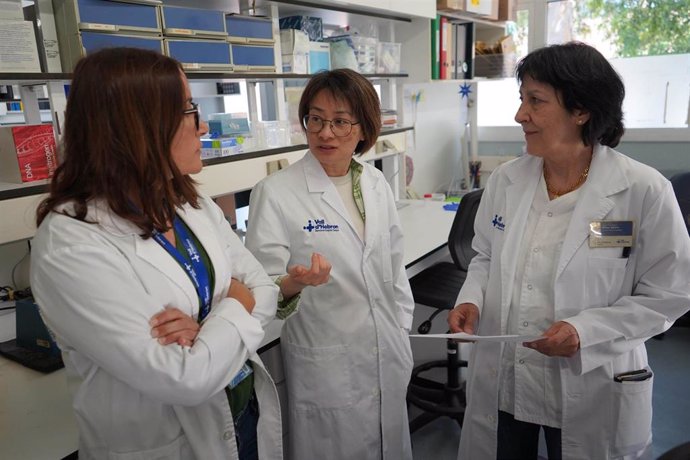 La jefa del grupo de investigación en Microbioma de Vall d'Hebron, Chaysavanh Manichanh, junto a parte de su equipo, que ha realizado el estudio sobre la relación del microbioma y la recuperación de un trasplante de hígado