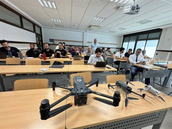 Imagen de la formación que están recibiendo trabajadores de la UCAM sobre pilotaje de drones por parte de personal de DJI, el mayor fabricante mundial de vehículos no tripulados.