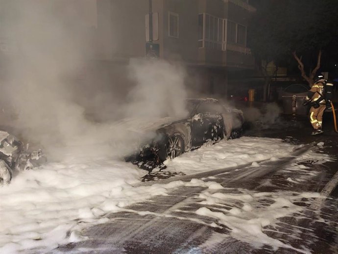Coche calcinado tras un incendio en un contenedor de basuras en Ibiza.