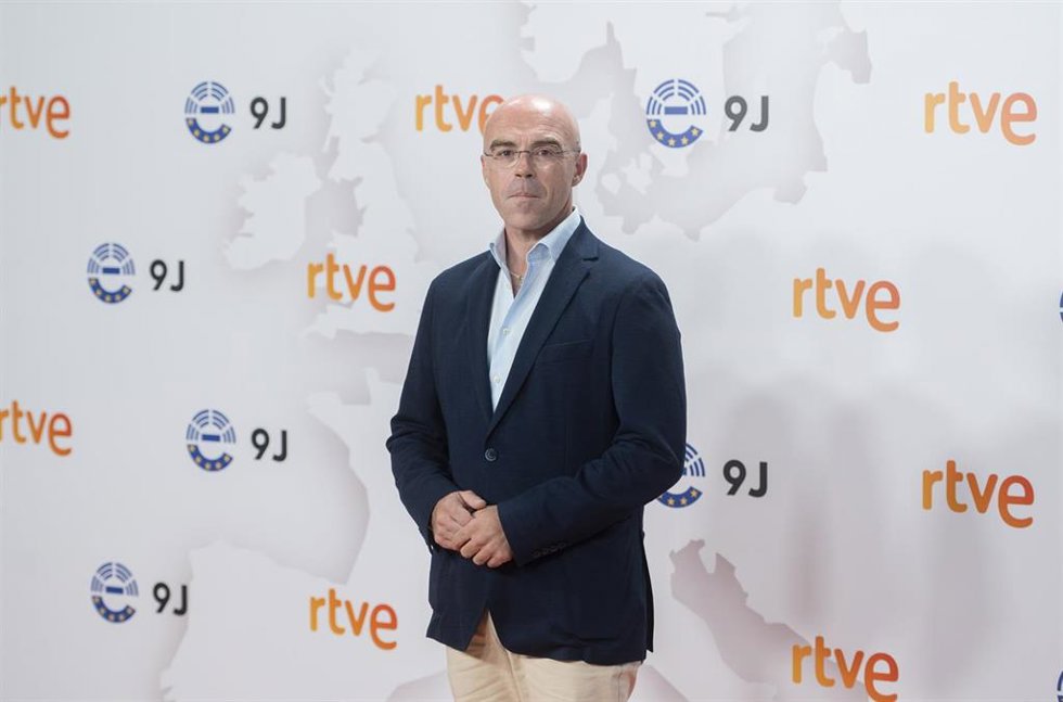 El candidato de Vox al Parlamento europeo, Jorge Buxadé, posa antes de un debate a nueve a tres días de las elecciones europeas, a 6 de junio de 2024, en Madrid (España).