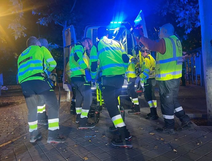 Sanitarios del Samur-PC estabilizan a un hombre herido grave por arma blanca en Carabanchel