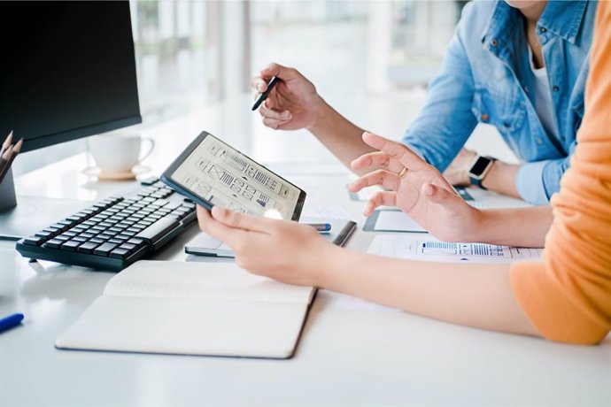 Archivo - Imagen de recurso de dos personas trabajando frente a un ordenador