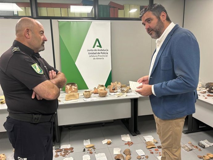 El delegado de Turismo, Cultura y Deporte de la Junta en Almería, Juan José Alonso, supervisa las piezas recuperadsa.