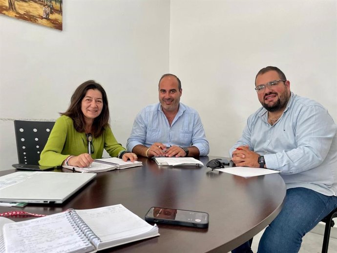 Antonio Aragón y Ana Moreno reunidos sobre actuaciones en Barbate.