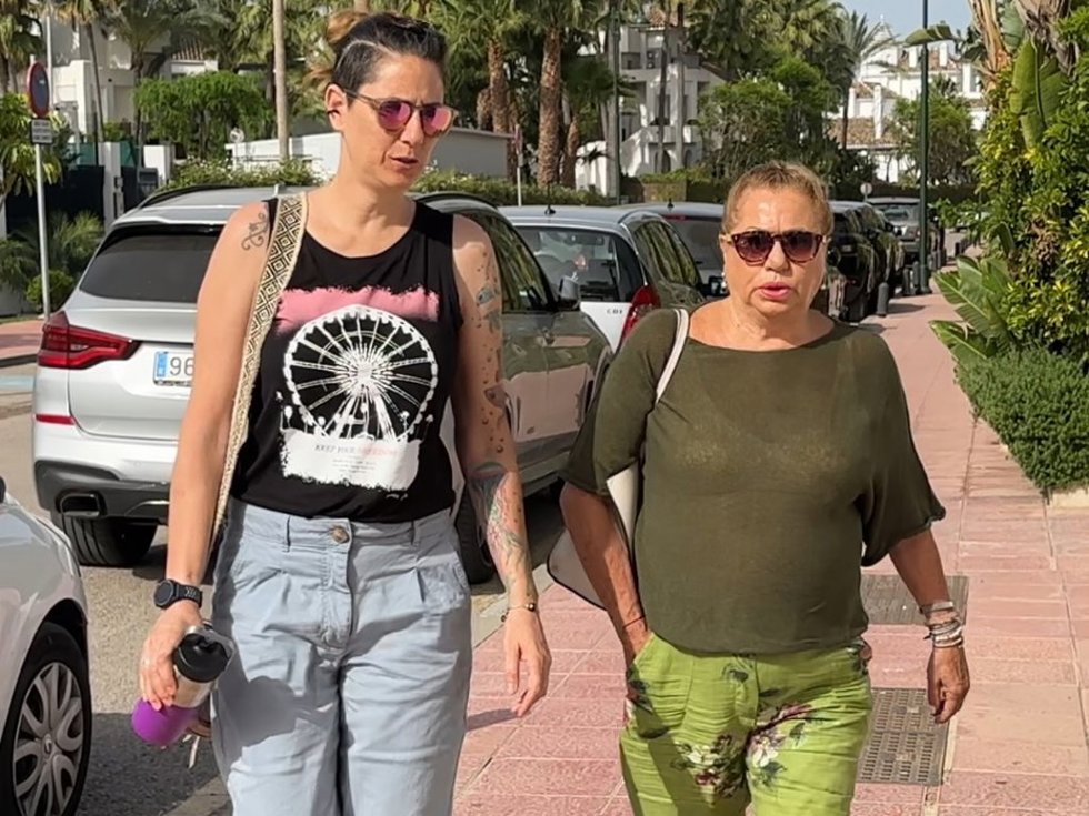 Mayte Zaldívar y su hija Elia llegando al hospital para visitar a Julián Muñoz