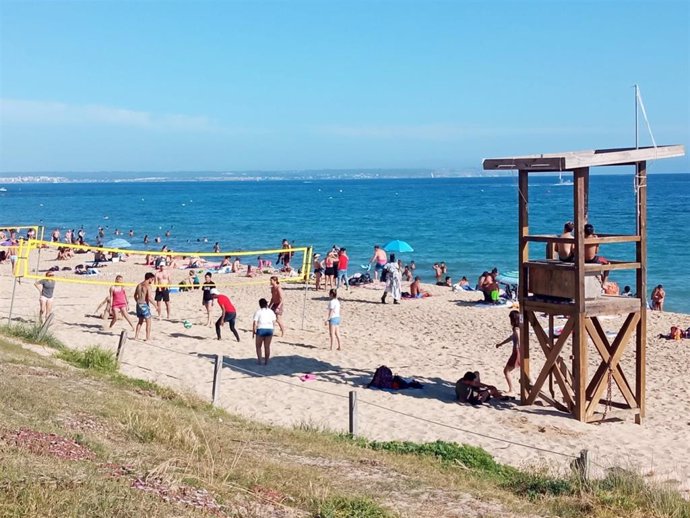 Archivo - Bañistas en una playa de Palma en un día soleado.