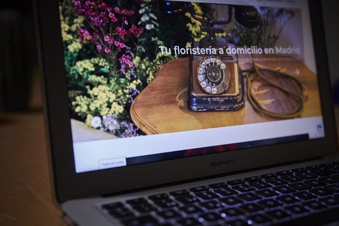 Archivo - Un internauta compra por flores a través de Internet, en Madrid (España).