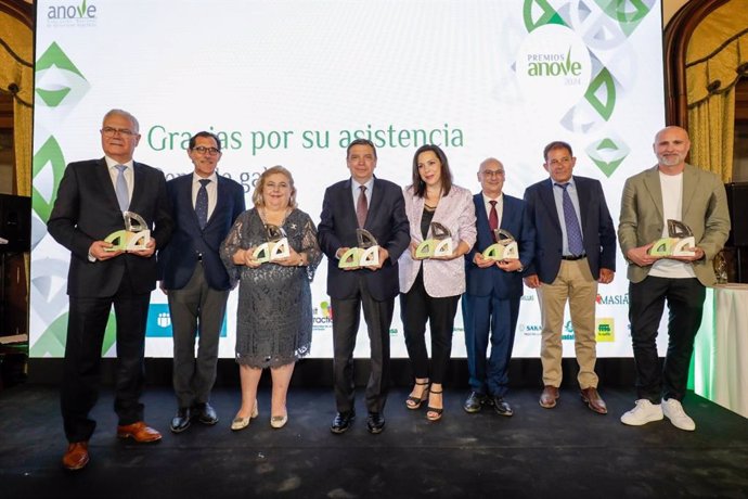 El ministro de Agricultura, Pesca y Alimentación, Luis Planas, recibe el premio honorífico de Anove por su trabajo durante la Presidencia española del Consejo de la UE a favor de nuevas técnicas de edición genética.