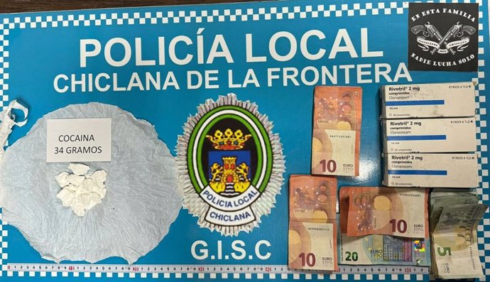 Pastillas, dinero y cocaína incautada a un conductor en Chiclana de la Frontera (Cádiz)