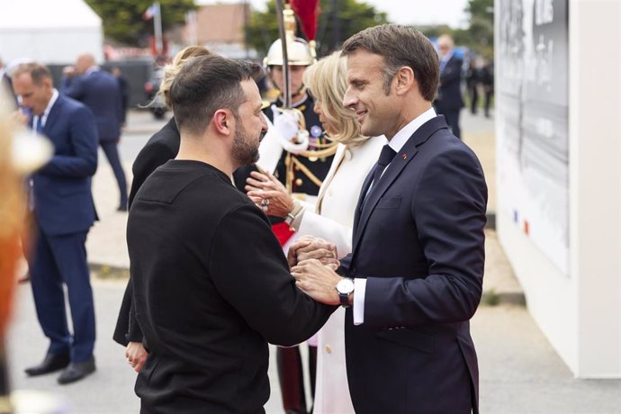 El presidente de Francia, Emmanuel Macron, saluda a su homólogo de Ucrania, Volodimir Zelenski