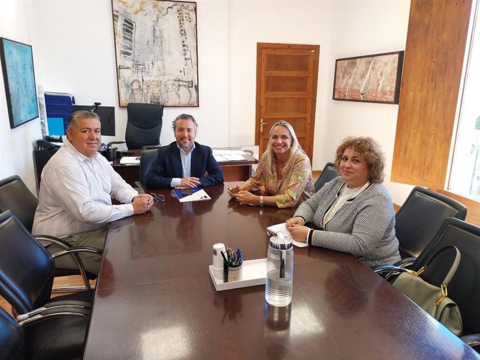 El director insular de Movilidad, Rafael Oliver, el conseller de Territorio, Movilidad e Infraestructuras, Fernando Rubio, junto a la presidenta de la Federación Empresarial Hotelera de Mallorca, María Frontera, y la vicepresidenta, María José Aguiló.