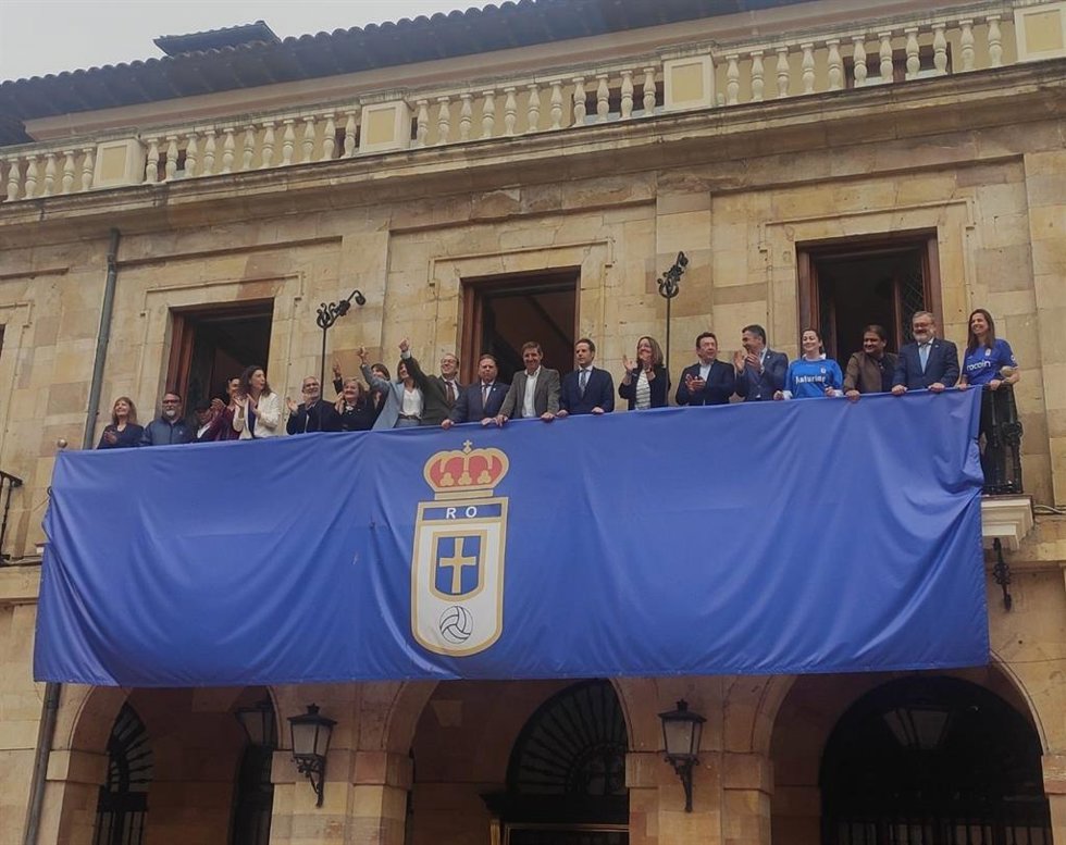 La corporación municipal, con la bandera del Real Oviedo