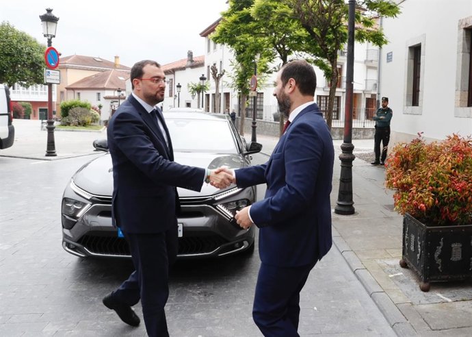 El presidente del Principado, Adrián Barbón, es recibido por el alcalde de Pravia, David Álvarez, a su llegada a la reunión del Consejo de Gobierno.