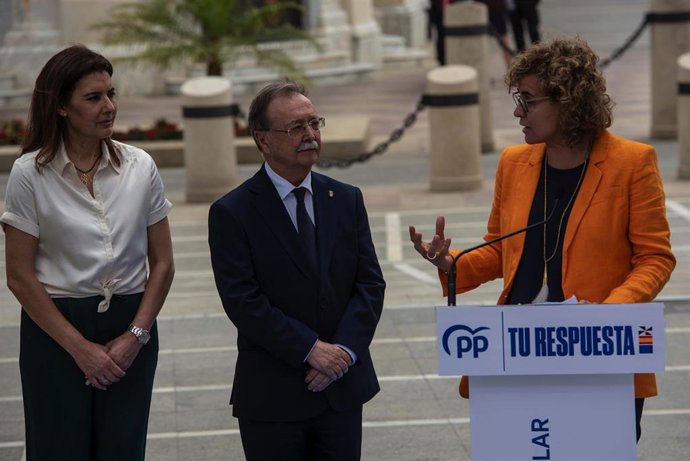 La candidata del PP por Ceuta a las elecciones europeas, Cleopatra R'Kaina; el presidente de Ceuta, Juan Jesús Vivas, y  la candidata del PP a las elecciones europeas, Dolors Montserrat, durante su visita a Ceuta, a 28 de mayo de 2024, en Ceuta