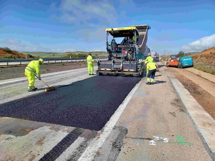 Operadores realizando trabajos de mantenimiento y conservación de carreteras del Estado